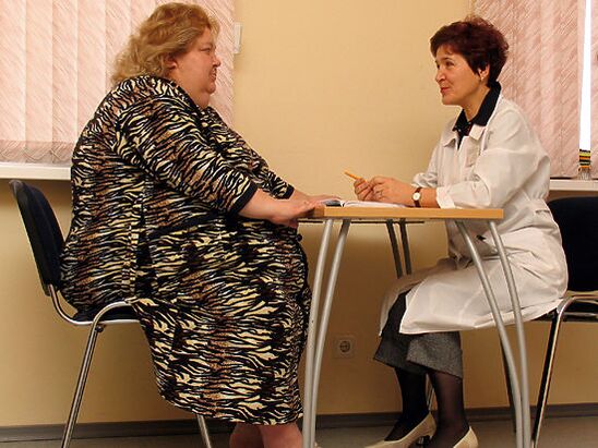 En la consulta de un flebólogo, un paciente con venas varicosas causadas por la obesidad. 