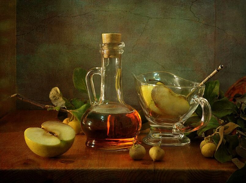 El vinagre de manzana natural te ayudará a deshacerte de las varices de las piernas. 